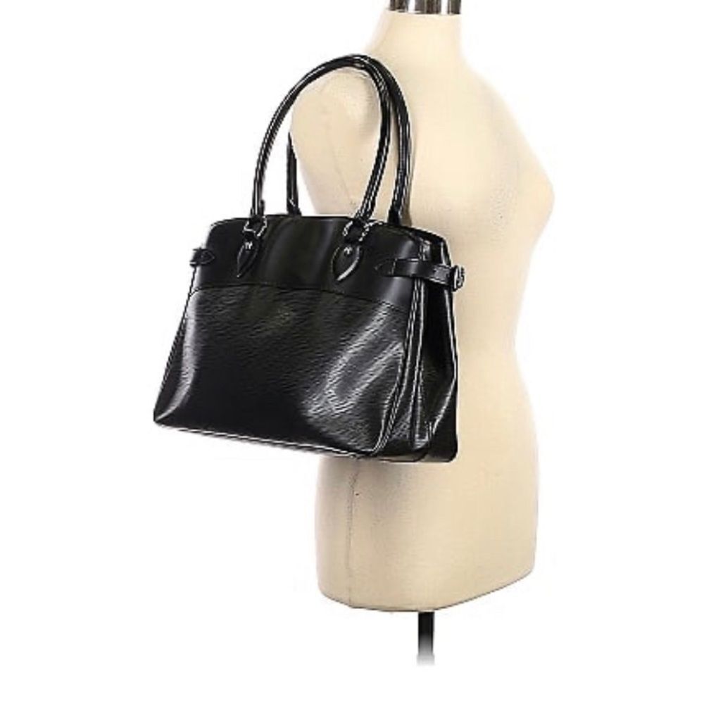 Auth Louis Vuitton blk epi‎ passy GM w/ silver hardware wallet keycase available